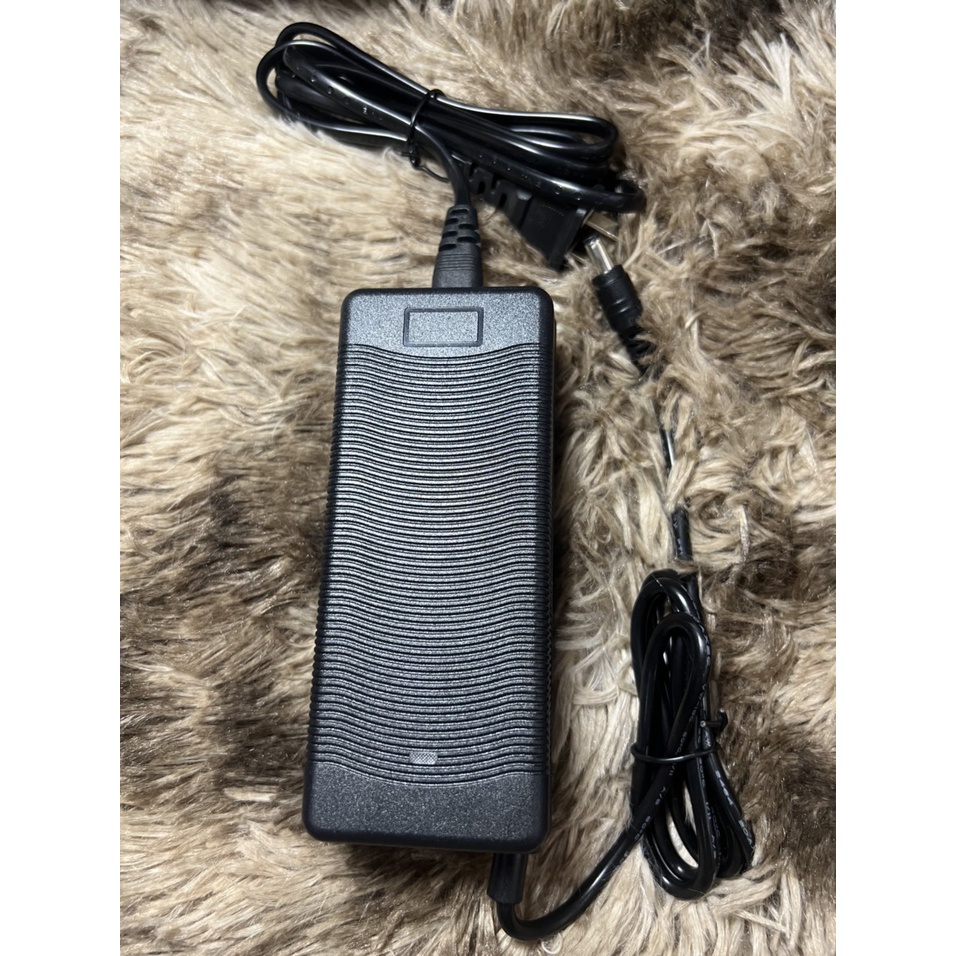 Sạc 7S 29.4V - 5A pin Li-ion , có quạt tản nhiệt và đèn báo đầy pin. BN.