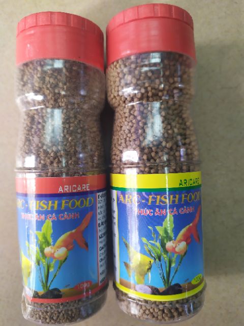 Thức ăn cho cá cảnh đóng hộp. Có 2 loại hạt tiện dụng: hạt nổi viên tròn, hạt chìm xay nhỏ.