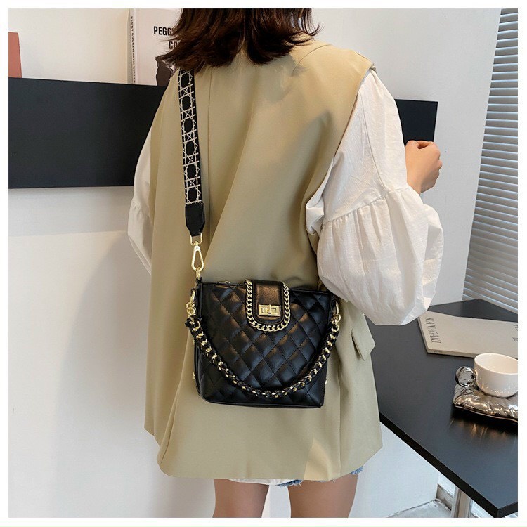 Túi đeo chéo nữ khoá xoay trần trám phối xích da mềm dây bản to rẻ đẹp thời trang TIMISTOREHN TN061