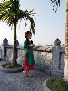 Áo dài xanh kèm váy lụa voan kính đỏ
