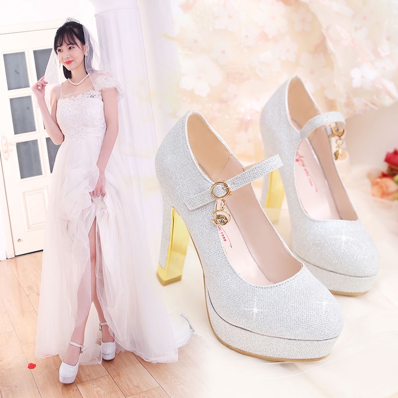 Giày Cao Gót Đính Pha Lê Lấp Lánh Màu Bạc Chống Thấm Nước Có Khóa Cài Cho Cô Dâu
