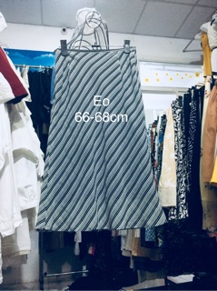 Chân váy dáng suông dài qua gối.