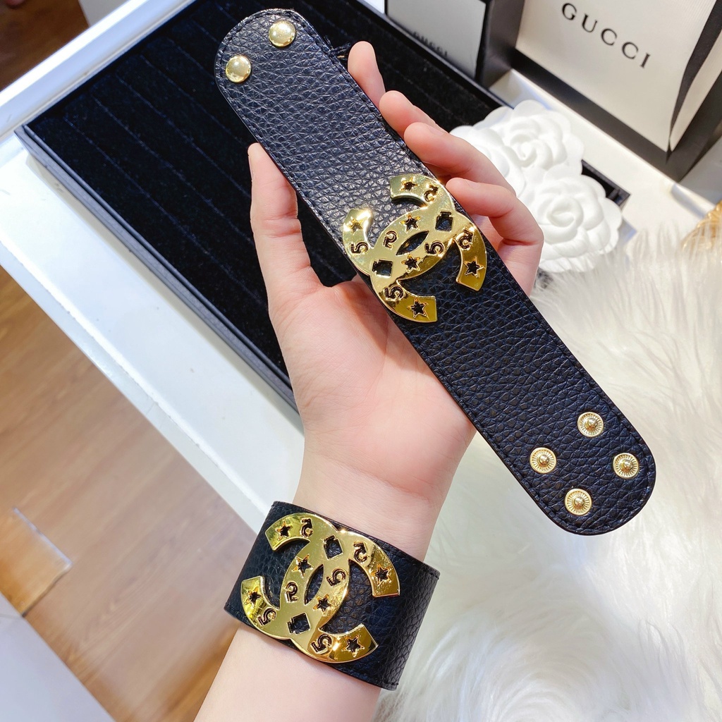 Vòng tay nữ dây da cao cấp bảng to Ròm House hoạ tiết và logo thương hiệu cao cấp - VTDBT0180