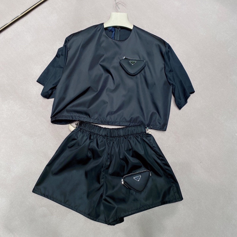 Bộ thể thao nữ thương hiệu Prada cao cấp gồm áo thun tay ngắn có dây rút và quần shorts có túi hộp hình tam giác