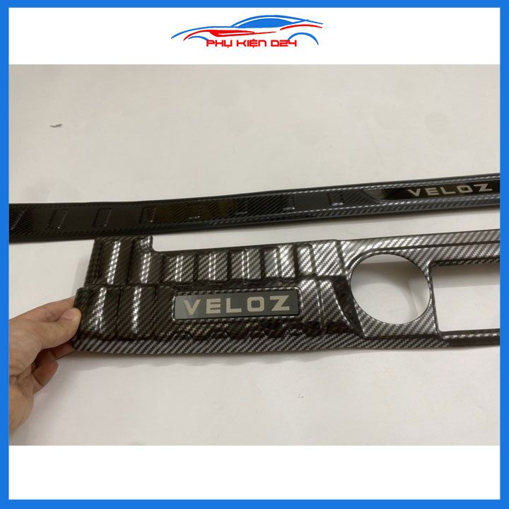 Ốp chống trầy cốp Veloz 2022-2023 vân cacbon sáng bóng chống trầy bảo vệ xe