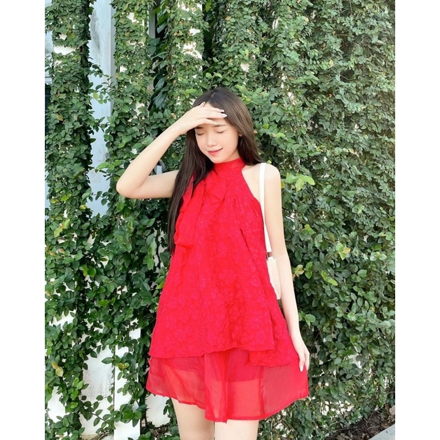 Đầm yếm đỏ chất gấm dập hoa nổi form chuẩn dễ thương tôn dáng | BigBuy360 - bigbuy360.vn