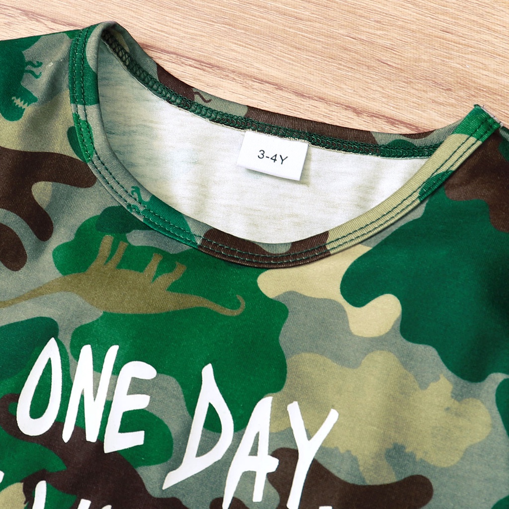 Bộ trang phục 2 mảnh Mikrdoo gồm áo thun tay ngắn in chữ rằn ri và quần denim rách cho bé trai