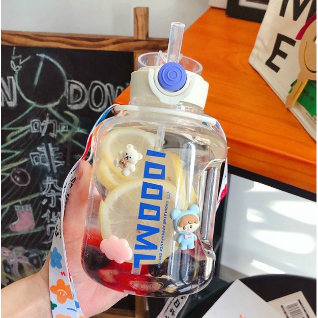 BÌNH NƯỚC NHỰA 1000ML KÈM 3 CỤC CHARM NỔI 3D VÀ DÂY ĐEO