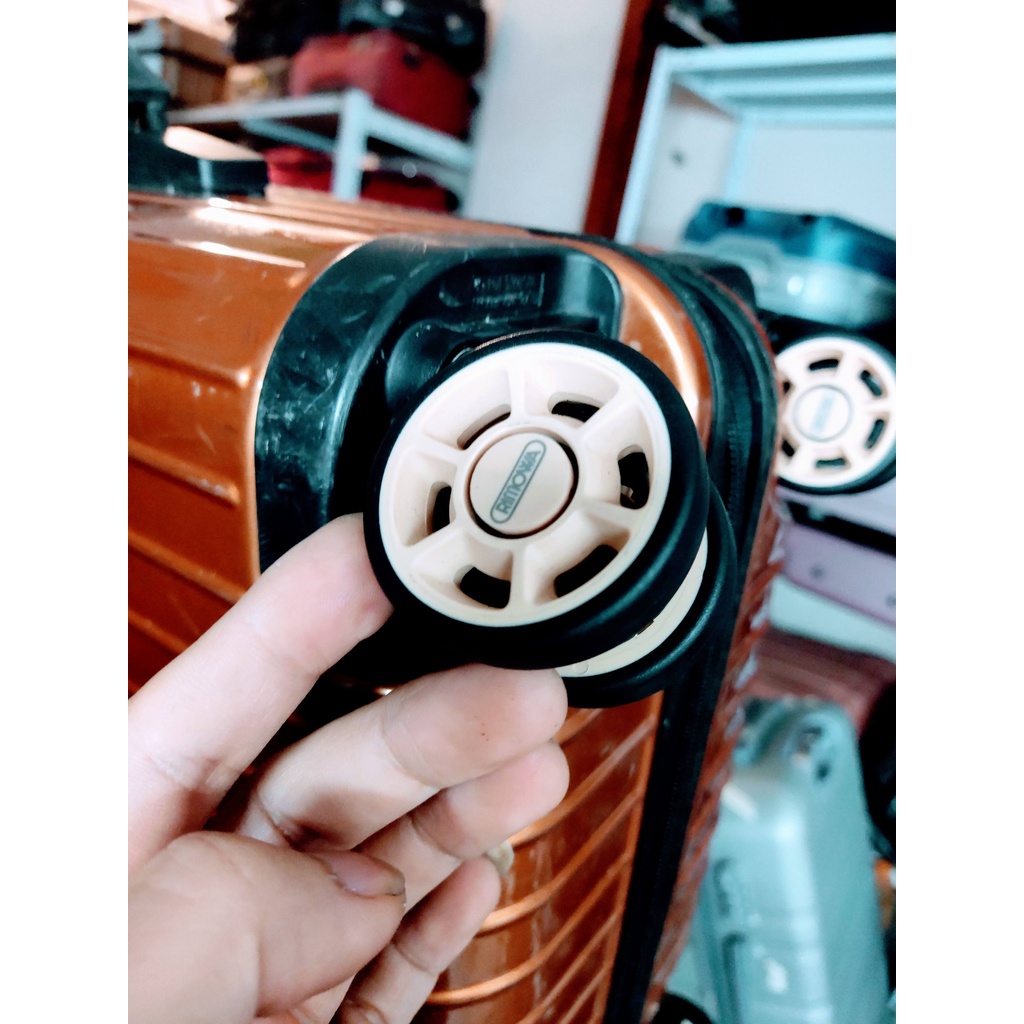 Bánh xe vali Rimowa dùng thay thế cho bánh xe vali Rimowa bị vỡ lớp cao su bên ngoài dễ dàng thay thế tại nhà