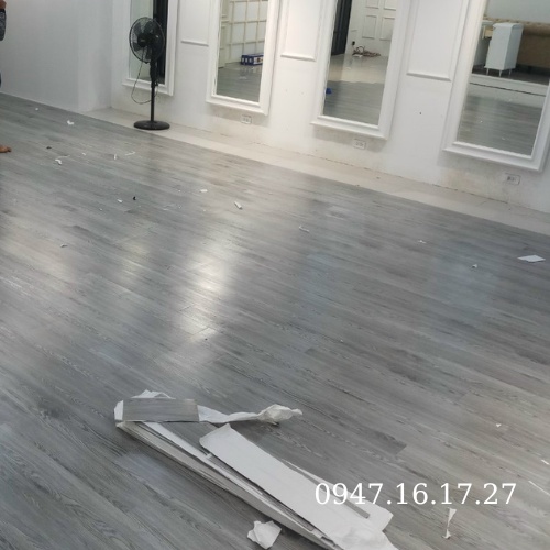 Miếng dán nền nhà giả gỗ keo sẵn tự dính mã 20 màu xám ghi hàng loại 1 chống trơn trượt bề mặt phủ bóng chống xước