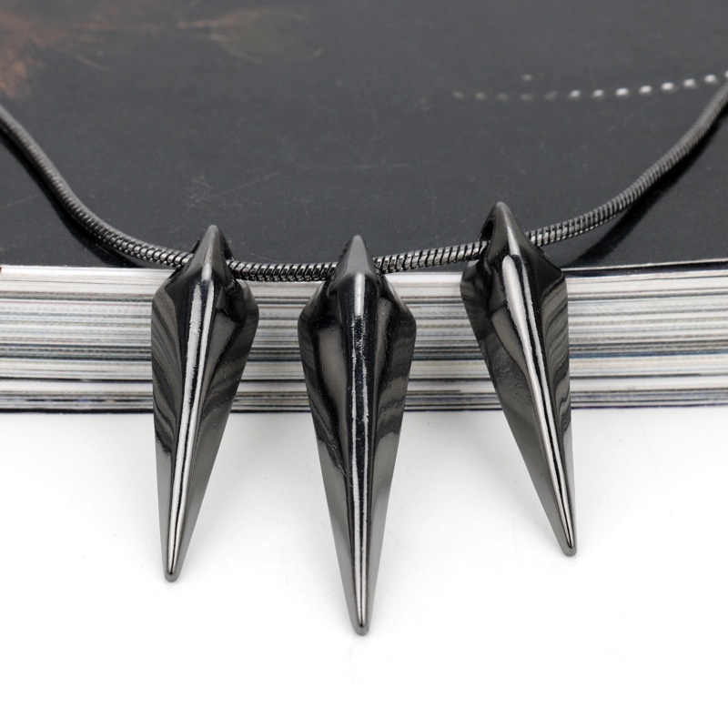 Vòng cổ mạ vàng đen phối mặt hoạ tiết nhân vật báo đen trong phim Marvel