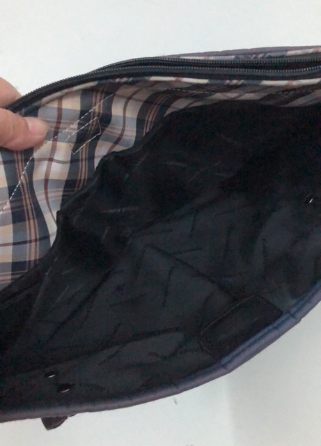 Túi chuẩn si. Túi chất dù dày fom mang vai. Túi có 3 ngăn lớn tha hồ đựng đồ. Sz đáy 28,miệng 40, cao 26. Lót mới sạch .