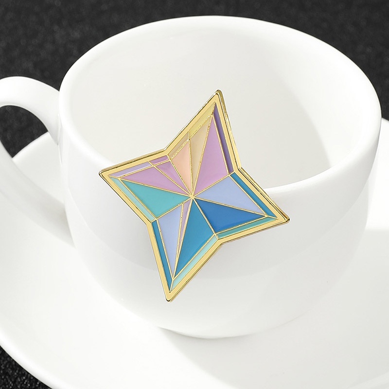 Ghim cài áo hình dáng độc đáo ấn tượng