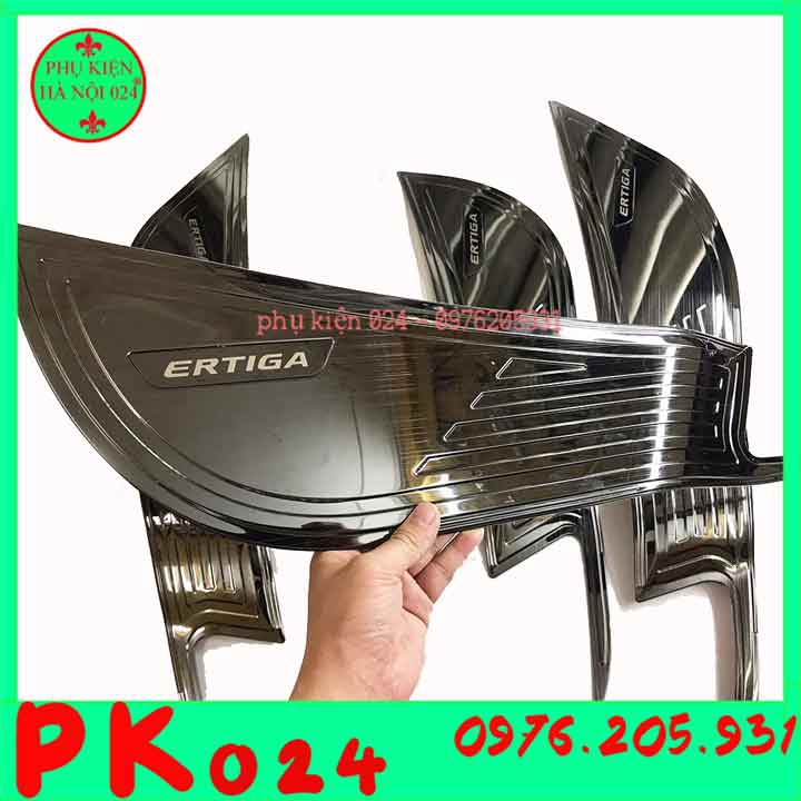 Bộ ốp tapli Ertiga 2019-2020 vân Titan chống xước va đập khi mở cửa và làm đẹp xe