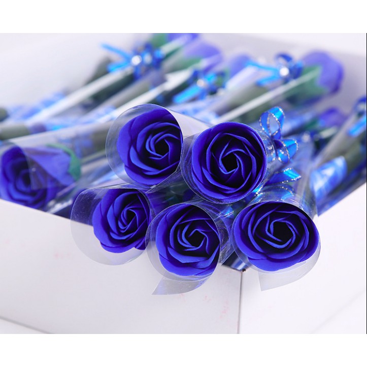 combo 3 hoa hồng sáp thơm gồm 3 màu y hình. 1 hồng, 1 đỏ, 1 xanh dương. mỗi sản phẩm đều kèm bao bì, cành,y hình lun nha