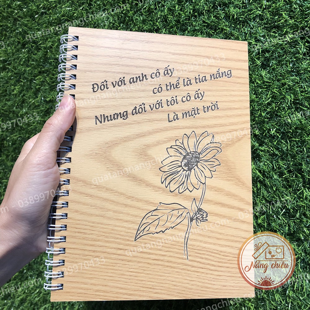 Nhật ký Hoa Mặt Trời - Sổ bìa gỗ cứng khắc theo yêu cầu - Gáy xoắn hiện đại, dễ dàng đóng mở sổ