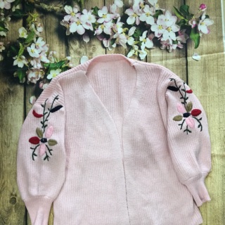 Áo khoác len thêu hoa