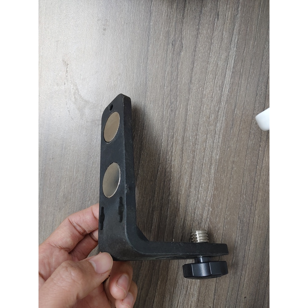 Giá treo tường máy cân mực laser bắn cốt 5 tia