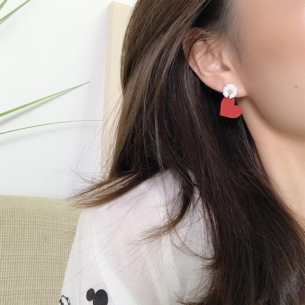 Bông Tai Hình Hoa Cúc Đỏ Thiết Kế Bất Đối Xứng Thời Trang