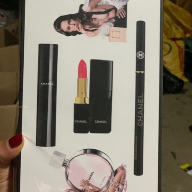 Sét son và nước hoa quà tặng