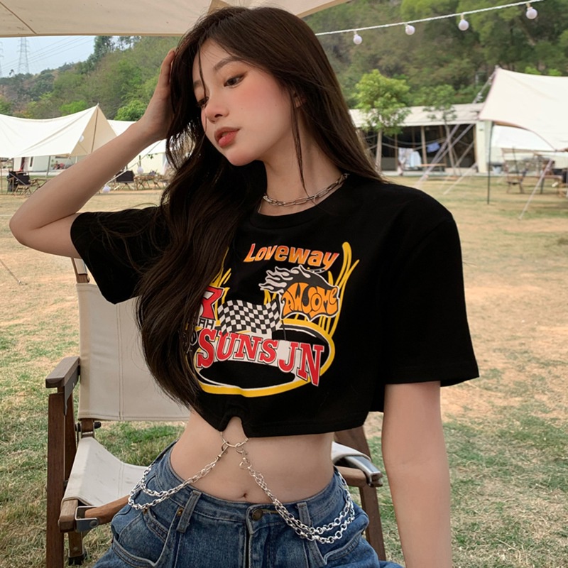 Áo Thun Croptop Màu Đen Dáng Rộng Phối Dây Xích Cá Tính Dành Cho Nữ