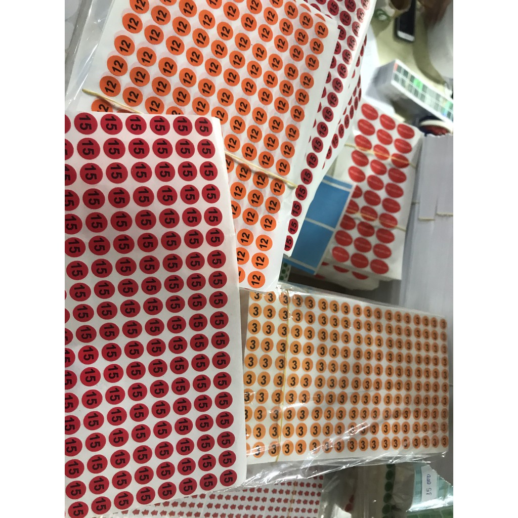 700 Tem mũi tên sticker dán lỗi sản phẩm kích thước 9x9mm phục vụ ngành may mặc, công nghiệp.