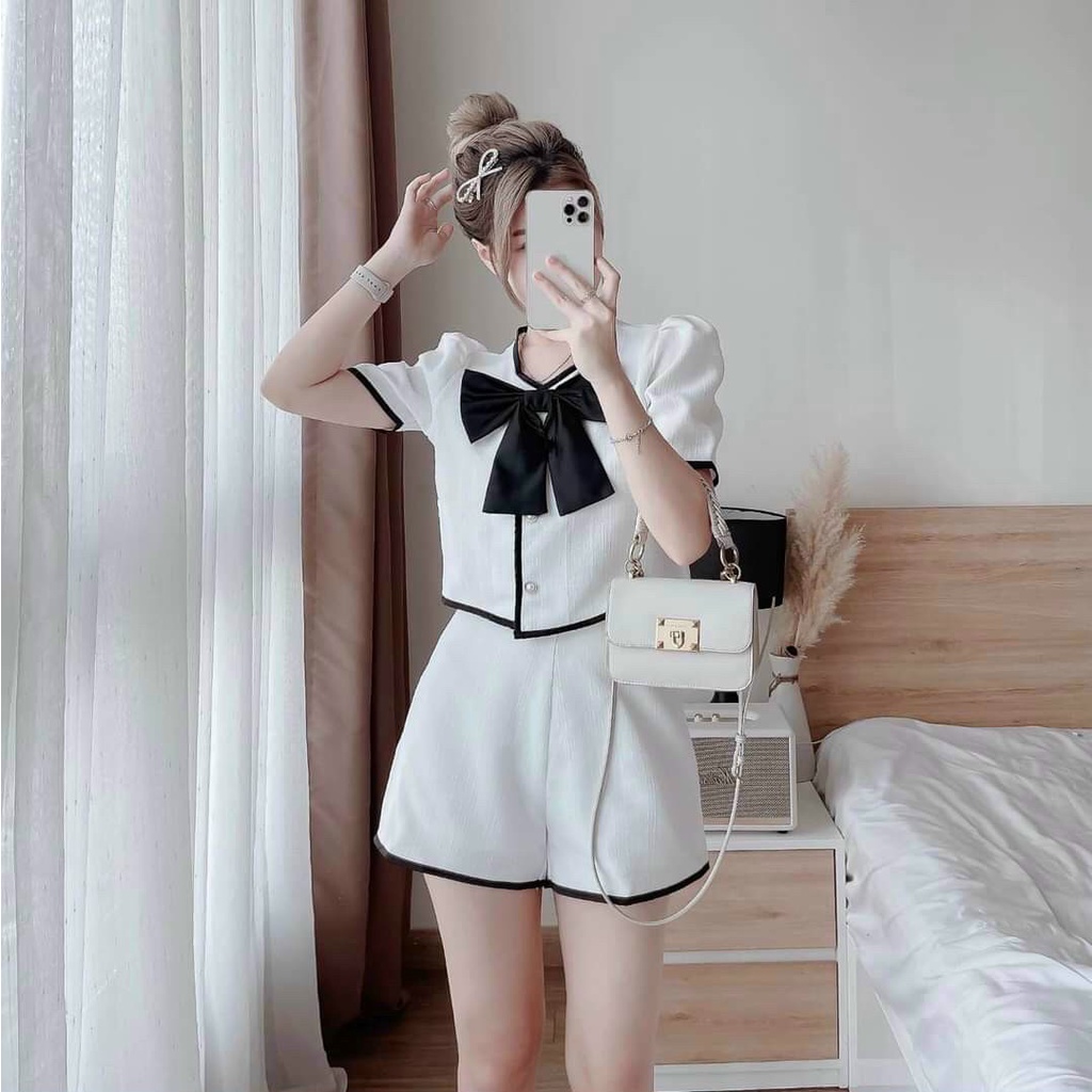 Set áo nơ ngực phối viền và quần ngắn xinh xắn