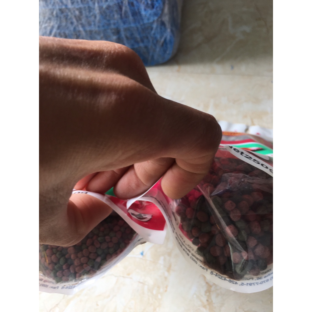 Thức ăn cho cá cảnh,cá KOI SAKURA 250g nhập Thái Lan(hạt to,hạt nhỏ trong phân loại)