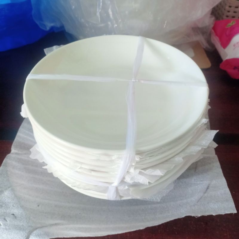 Đĩa sứ hứng nước chậu cây - KT: R15.5 x Đ10 x C2.7cm