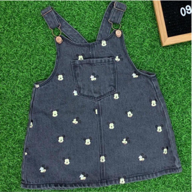 Váy yếm Zara xuất hoạ tiết Mickey