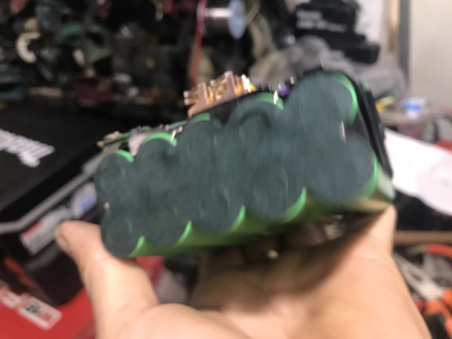 Pin đóng makita 18V 5ah Cell 25R mới