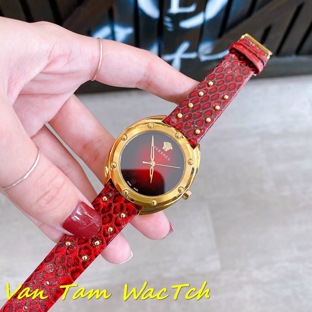 Đồng hồ nữ Versace Shadov 36mm máy Swiss quartz, mẫu mặt tròn màu đỏ viền vàng, dây da cao cấp khắc họa tiêt nổi