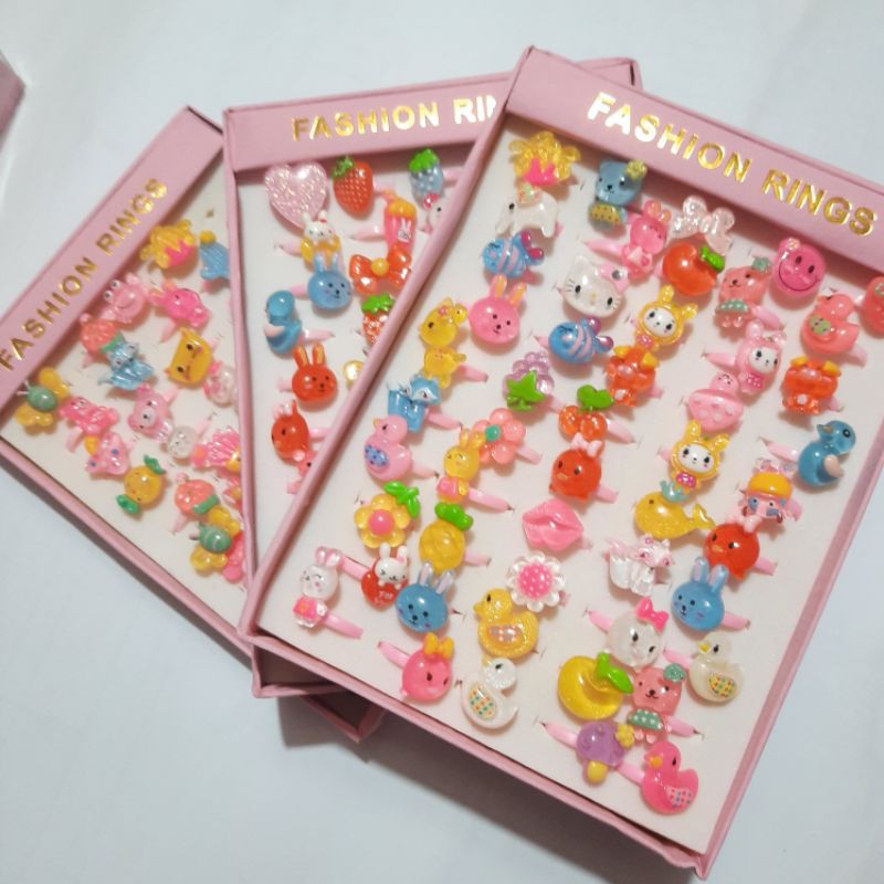 Set 50 Nhẫn Nhựa An Toàn Cho Bé Dễ Thương Co Giãn từ 3 -8 tuổi đeo vừa