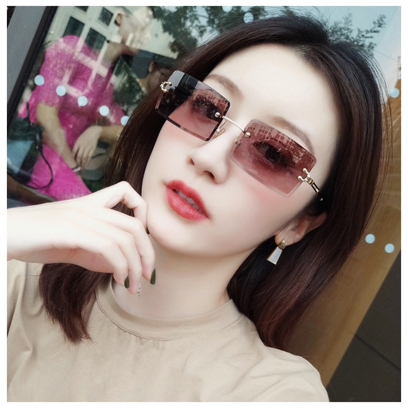 Kính mát gọng vuông sang trọng cho nữ