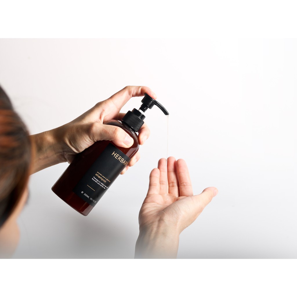 Dầu gội vỏ bưởi và bồ kết HERBARIO 300ml giảm rụng tóc, phục hồi tóc | BigBuy360 - bigbuy360.vn