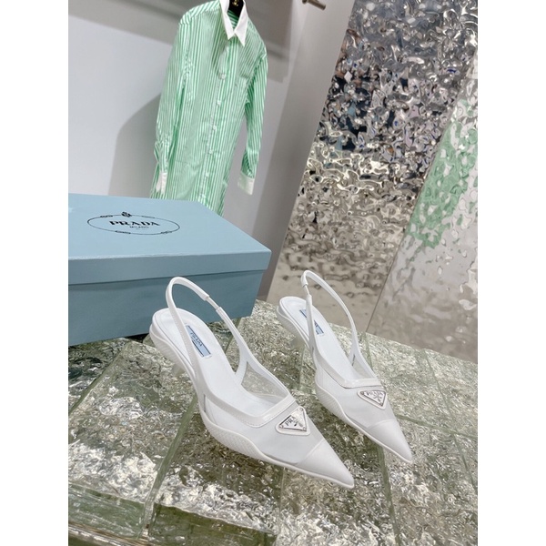 Giày cao gót 5cm mũi nhọn khoét eo logo thương hiệu Prada 2022 cao cấp