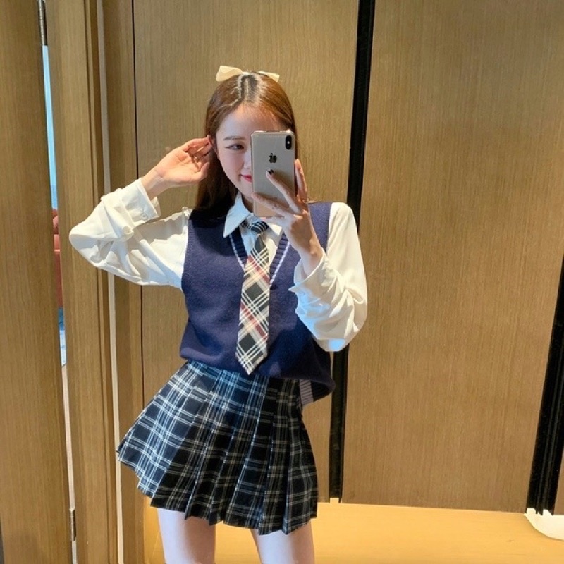 Áo gile len + chân váy kẻ + sơ mi siêu xinh
