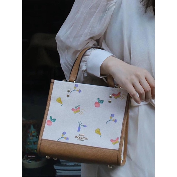 Túi nữ Coach tote 22 hoạ tiết xinh xắn