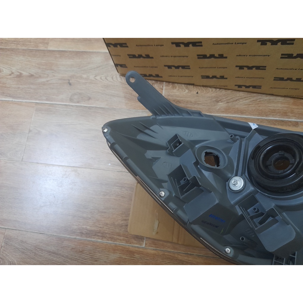Đèn pha Toyota Innova 2006-2011 TYC Đài Loan