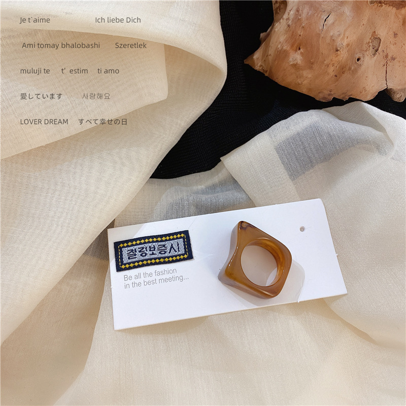 Nhẫn Nhựa Trong Suốt Thiết Kế Độc Đáo