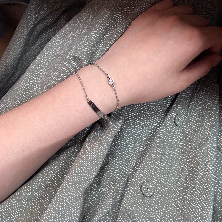 Vòng tay cong chữ C