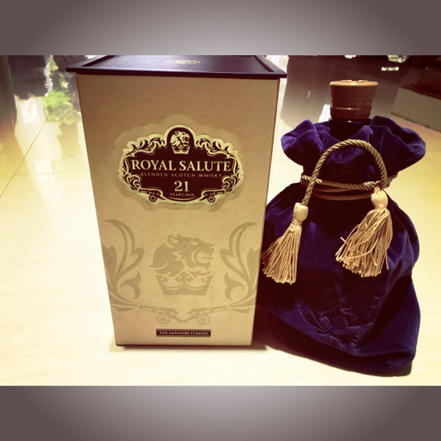Vỏ chai Chivas 21 + hộp +túi nhung