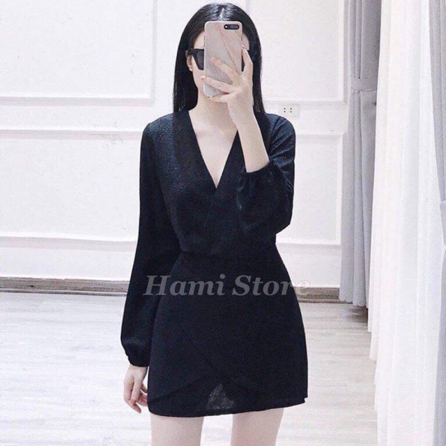 Váy liền sang chảnh . Mua ở Hamistore nhưng giờ không mặc đến muốn pass lại cho b nào thích nhá . Siêu sang ,tôn dáng .