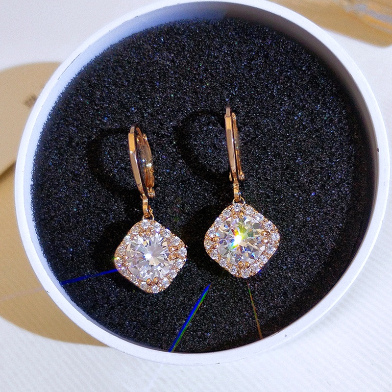 Item Weight : 0.01kg Main Stone : Zircon Metals Type : Gold Filled Occasion : Anniversary Side Stone : CRYSTAL Shapepattern : Geometric Style : TRENDY Note: Các sản phẩm có chất liệu vàng, kim cương, đá quý trong shop đều là xi mạ/ nhân tạo.