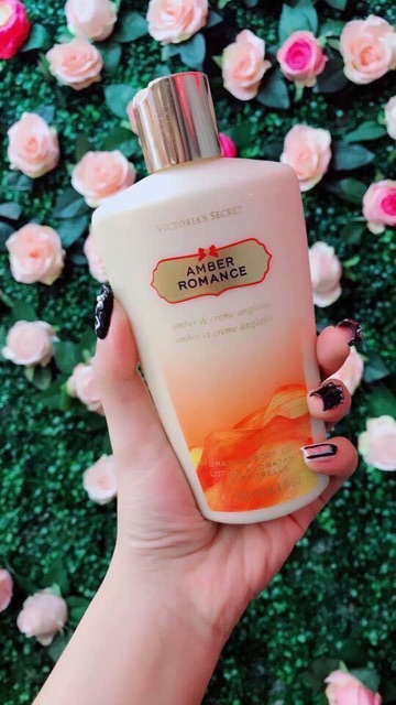 🌻 Dưỡng thể nước hoa Victoria Secret Amber Romance - 250ml [𝗛𝗮𝗹𝗼𝗴𝗲𝗻𝗻𝗻 ⁂] 🌻