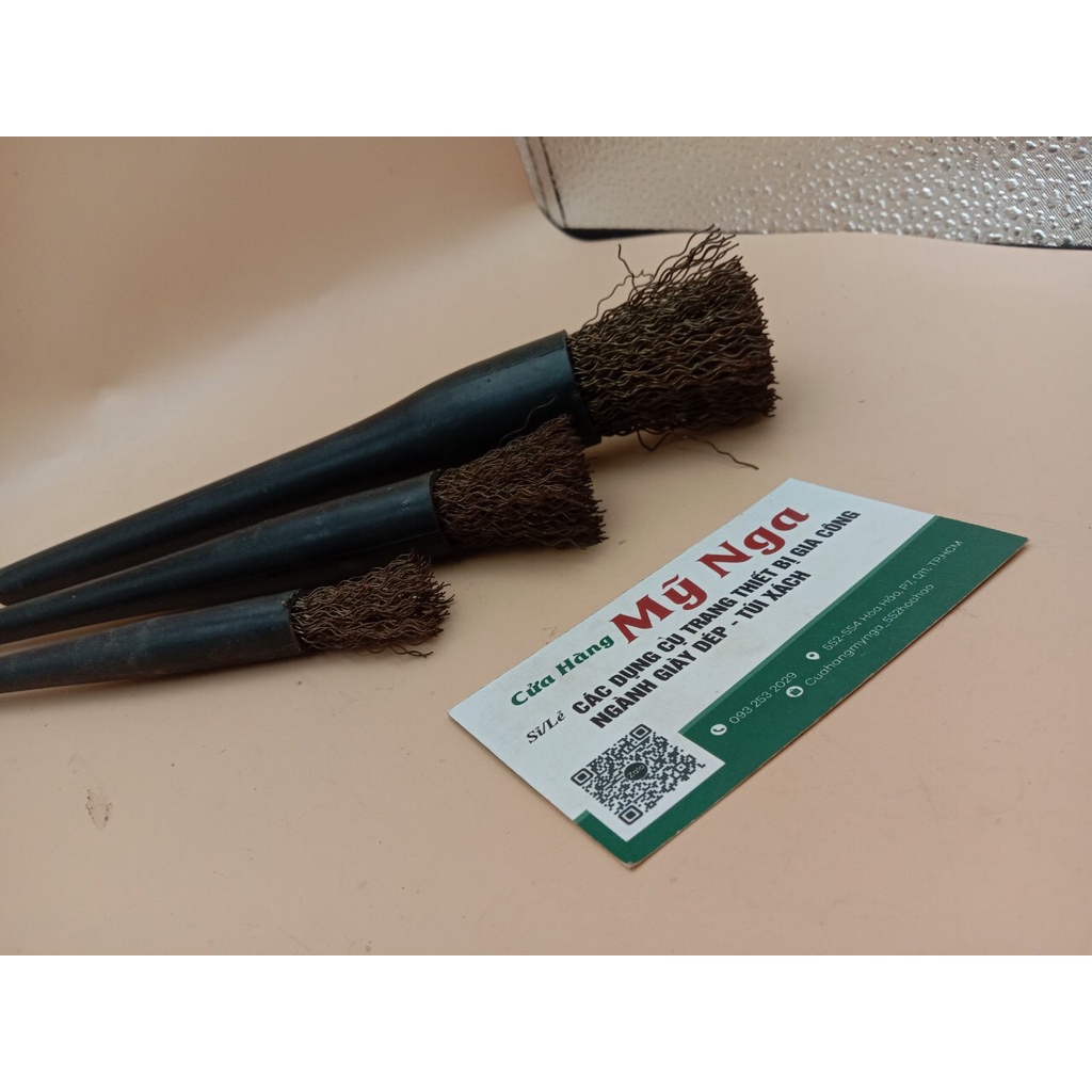 Cọ cước sắt cây tròn cán nhựa đen