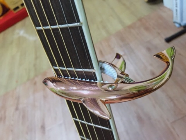 Capo guitar cá mập cao cấp chất lượng