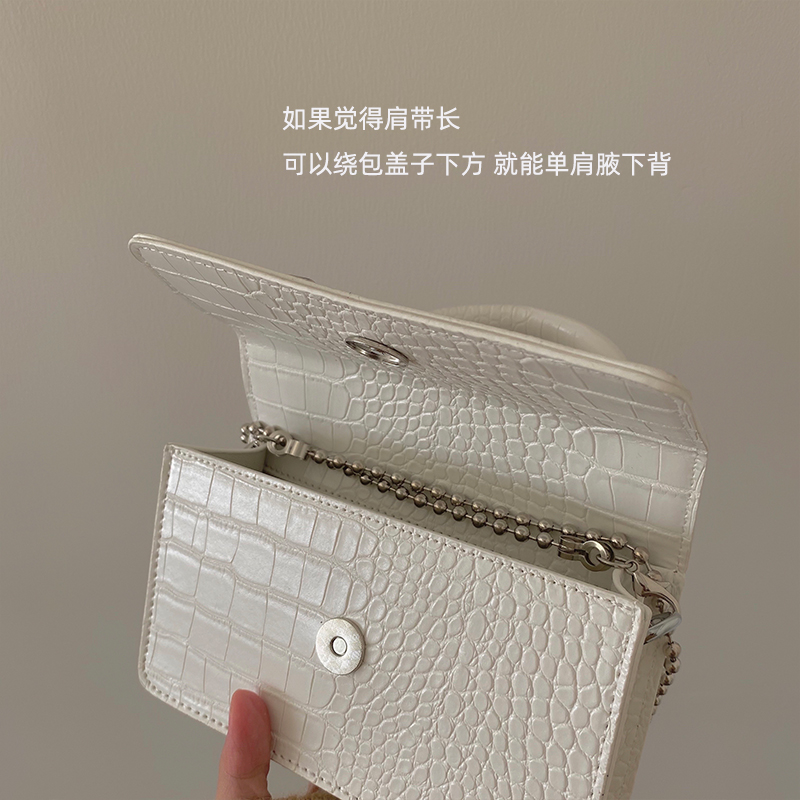 Túi đeo chéo da cá sấu phối dây xích phong cách vintage