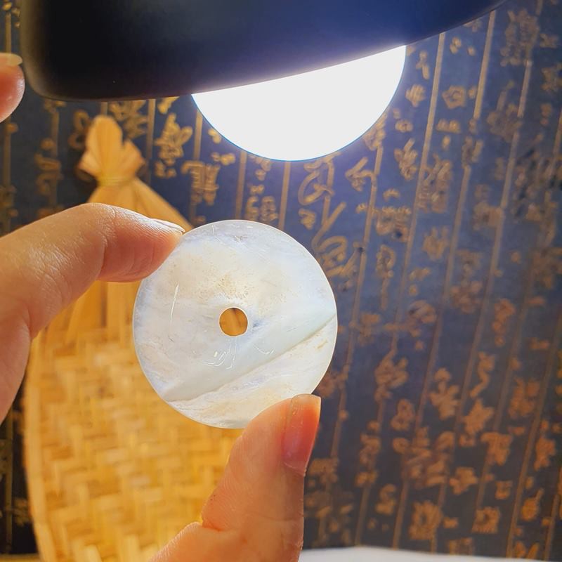 Mặt đồng điếu đeo cổ nhiều màu phù hợp với các mệnh