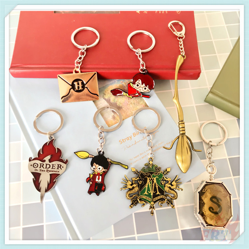 Móc khóa trang trí hình biểu tượng trường Hogwarts trong Harry Potter 7 kiểu